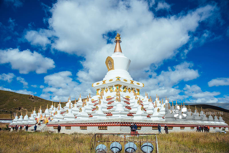 四川稻城亚丁尊胜塔林稻城白塔风光图片素材