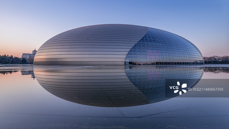 清晨的国家大剧院图片素材
