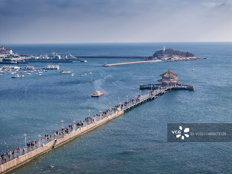 雪后青岛前海湾栈桥回澜阁图片素材