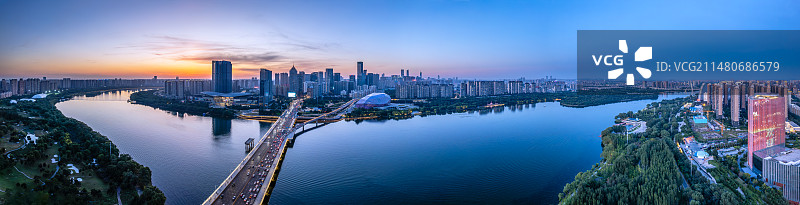 航拍夕阳下的中国辽宁沈阳浑河两岸都市风景图片素材