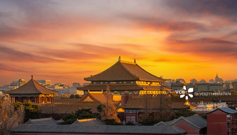 夕阳晚霞下俯瞰故宫太和殿和北京城市风景图片素材