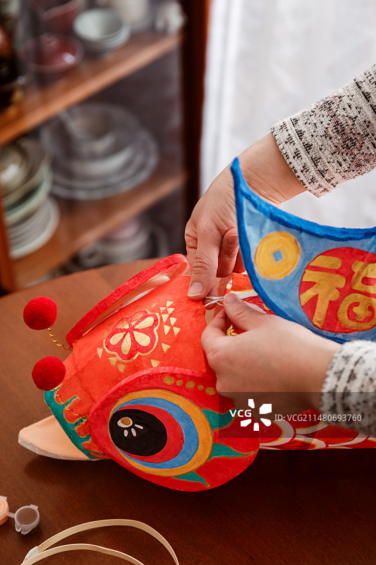 手工制作安徽歙县瞻淇村非遗鱼灯图片素材