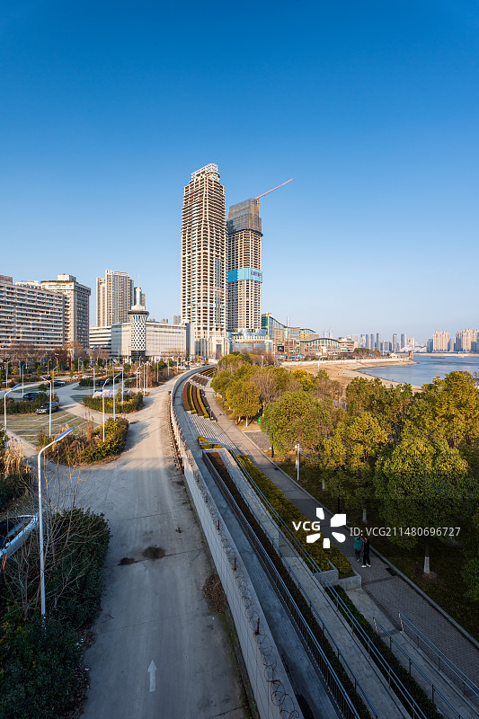 武汉市硚口区汉江江滩与绿地汉正中心图片素材