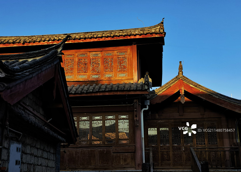 晨光中的束河古镇一角图片素材