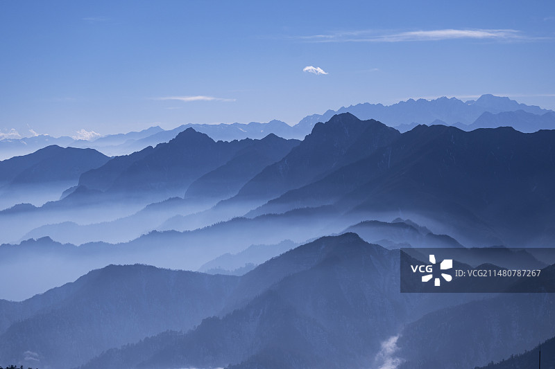 牛背山视角的群山图片素材