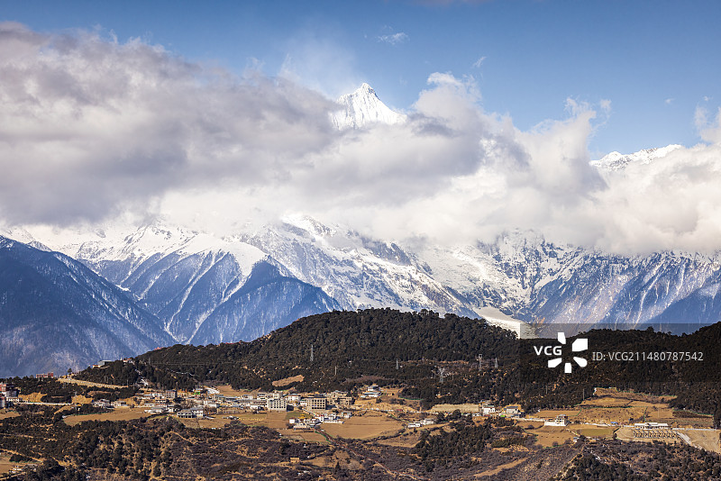 香格里拉梅里雪山卡瓦格博峰特写镜头图片素材