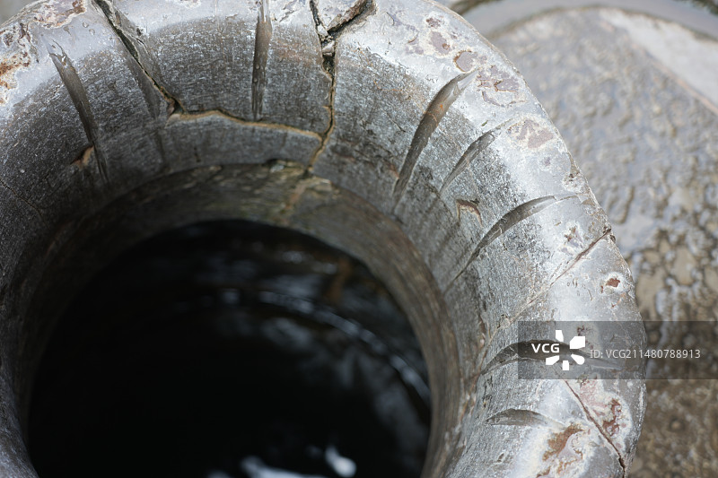 有历史痕迹的古井图片素材