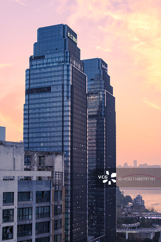 晚霞中的重庆长江国际双子楼图片素材