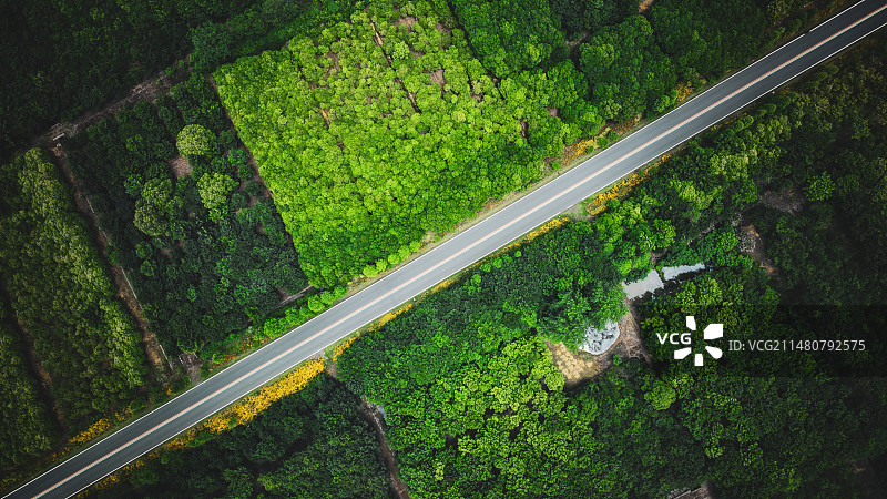 在无人机的辅助下，我们能够更全面地捕捉和记录下拍摄地点的全貌图片素材