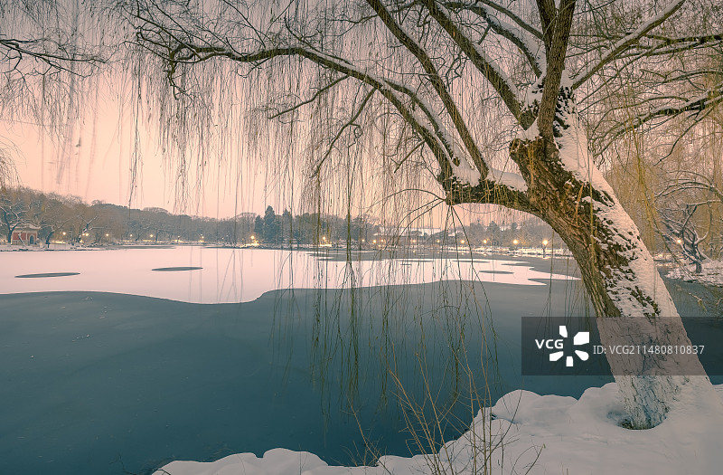 北大未名湖畔雪夜图片素材