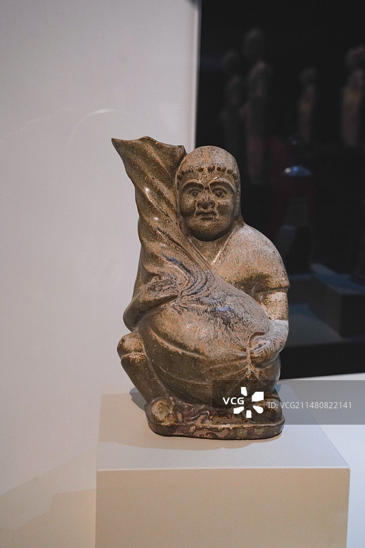 德州市陵城区文博苑藏东方合墓出土唐代青釉胡人抱囊瓶图片素材