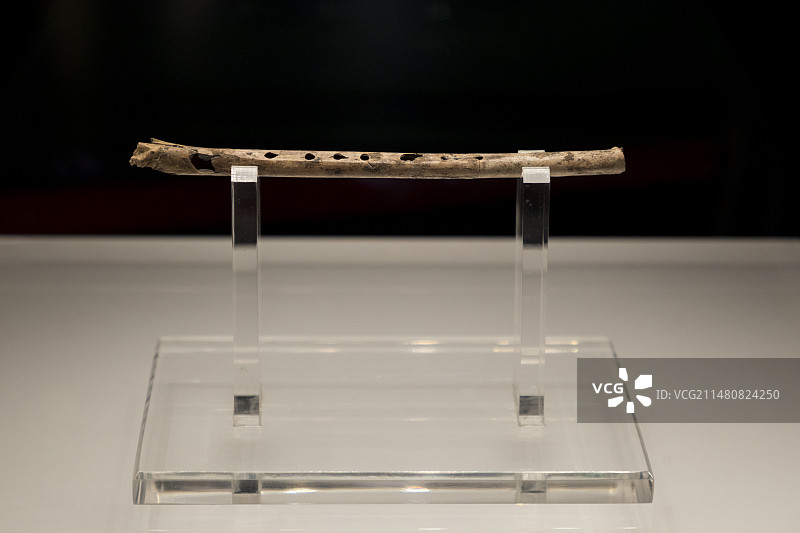 漯河博物馆新石器时代贾湖文化七孔骨笛，漯河市舞阳县北舞渡镇贾湖遗址出土图片素材