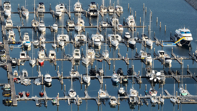 停泊在港口的船只的高角度视图图片素材