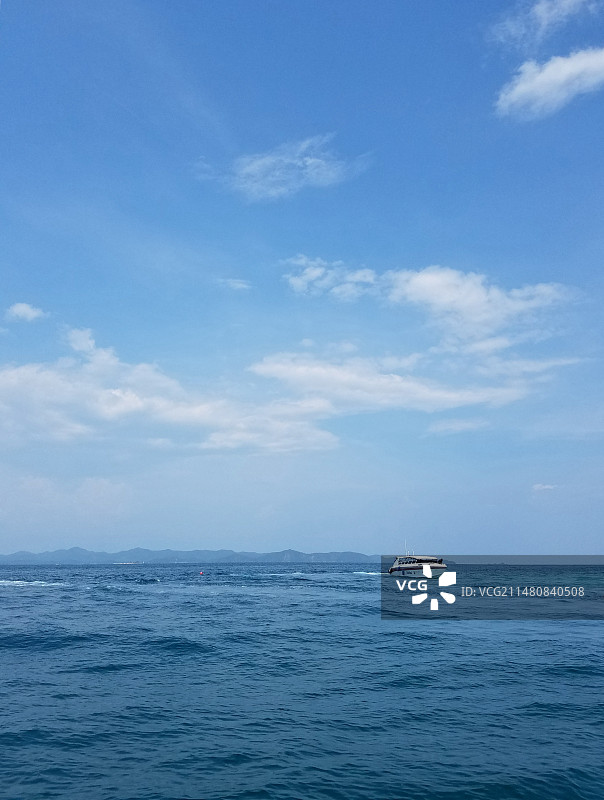 泰国普吉岛海域上的快艇图片素材