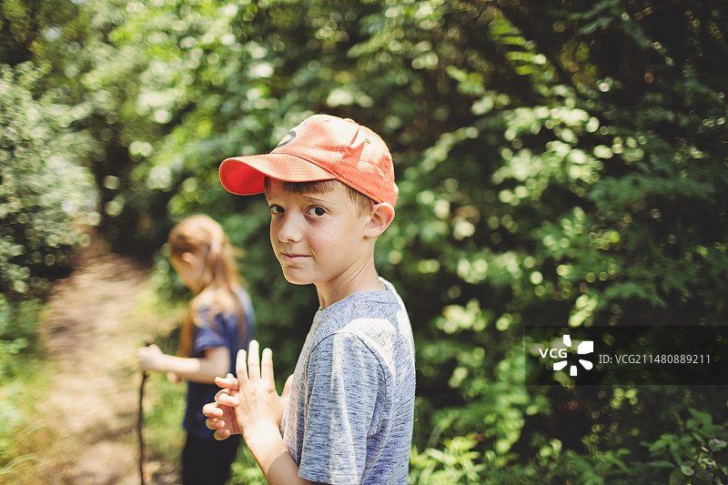 男孩和妹妹在美国凯蒂步道徒步旅行图片素材