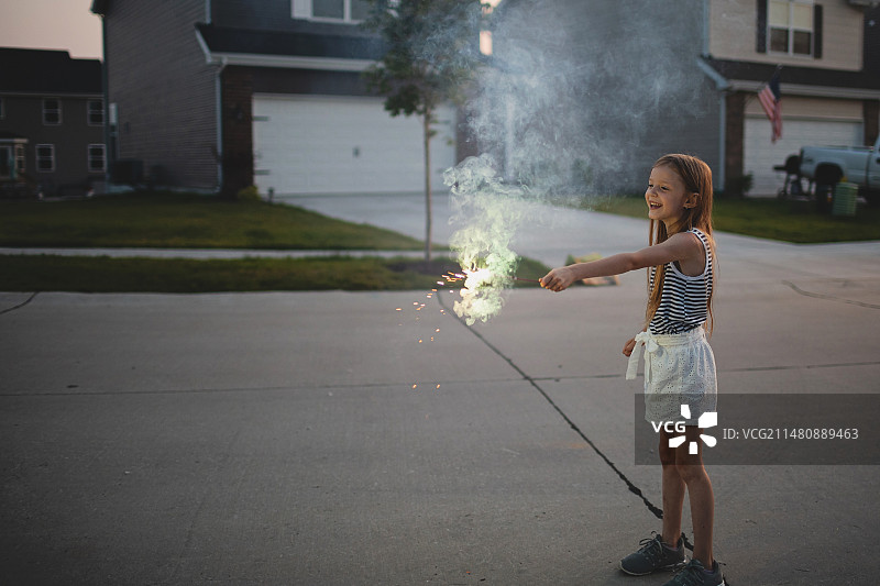 拿着烟火的女孩，美国密苏里州圣查尔斯图片素材