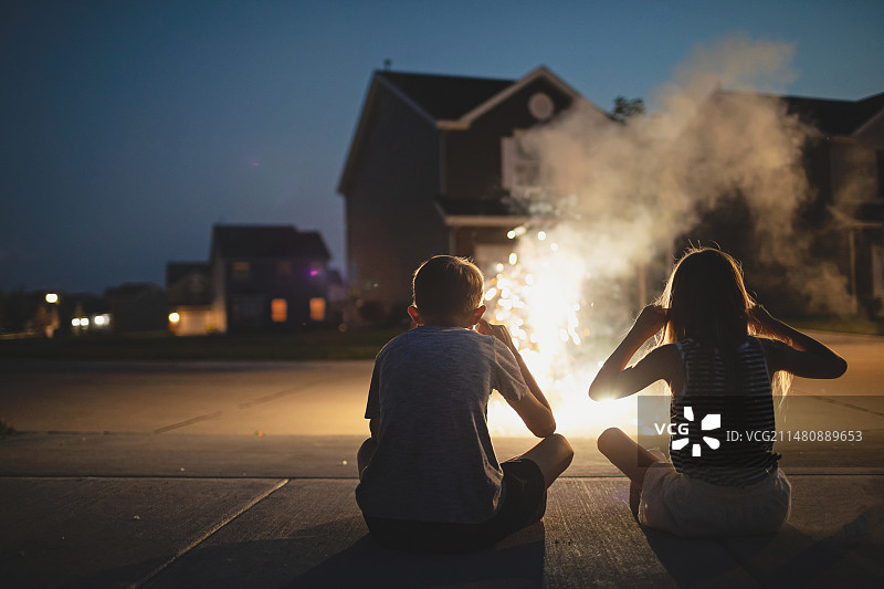 孩子们捂住耳朵听烟花爆竹的声音，圣查尔斯，密苏里州，美国图片素材
