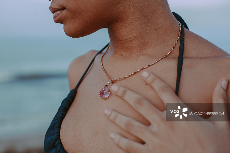 海滩上穿比基尼上衣的女性图片素材