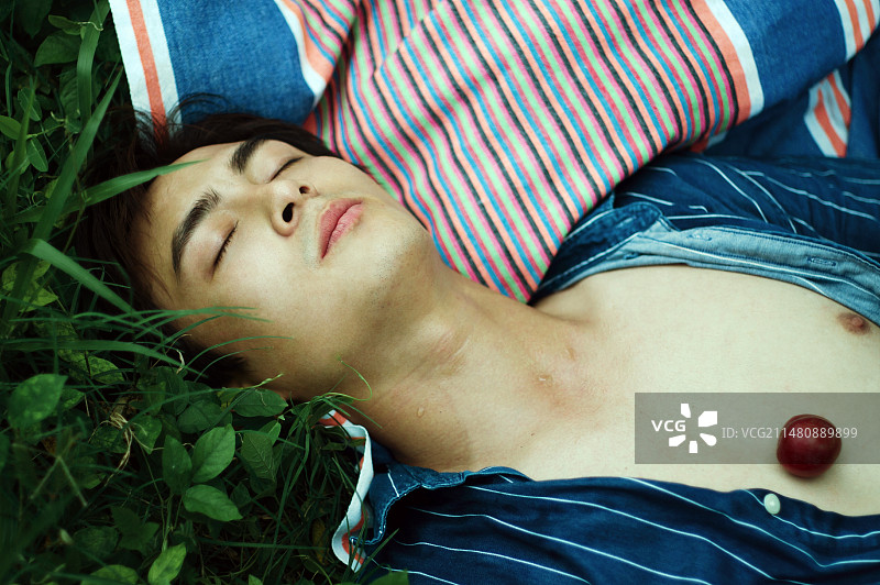 躺在越南草地上的年轻男子的俯视照片图片素材