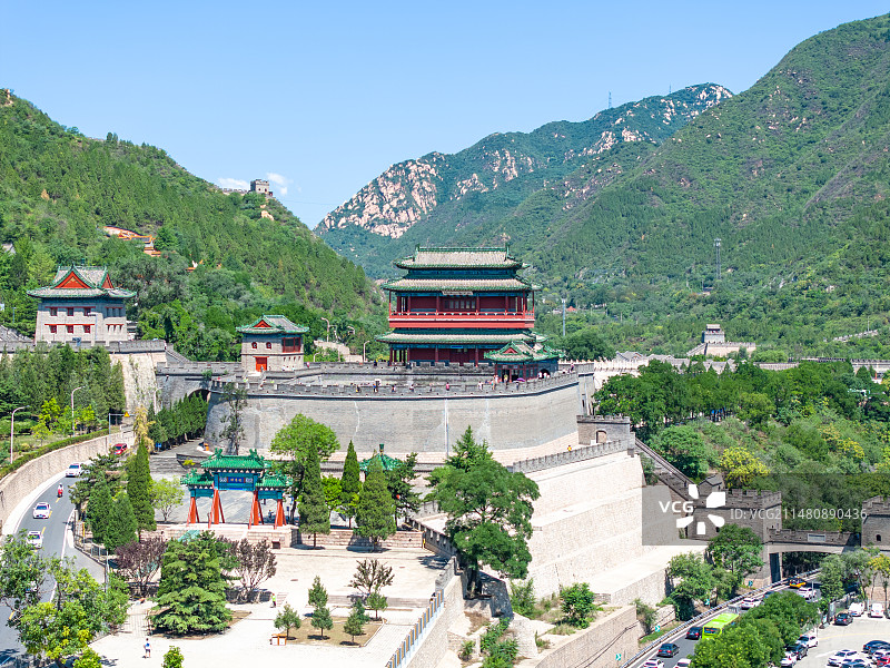 夏天航拍居庸关关城城楼和居庸关长城图片素材