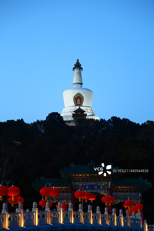 北京北海公园白塔与永安桥夜景图片素材