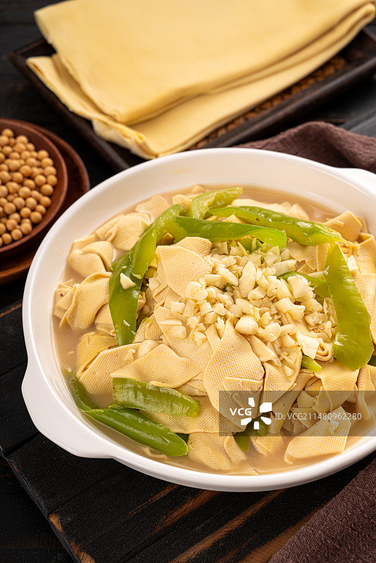 餐盘里的尖椒干豆腐图片素材