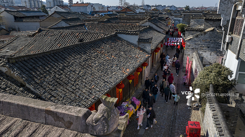 六安市金安区毛坦厂镇明清老街首届文化年货节，各类中国传统游戏与丰富的土特产吸引大量市民。图片素材