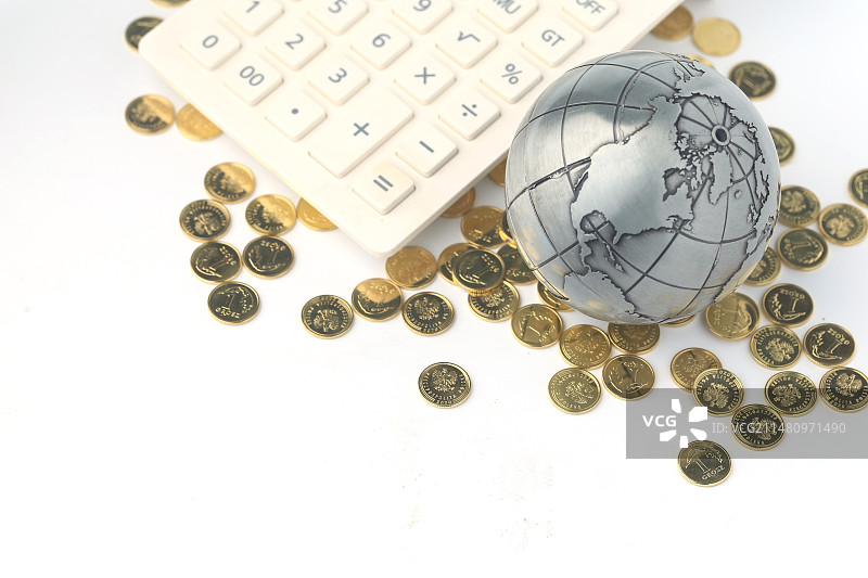 地球仪和金币放在白色背景上图片素材