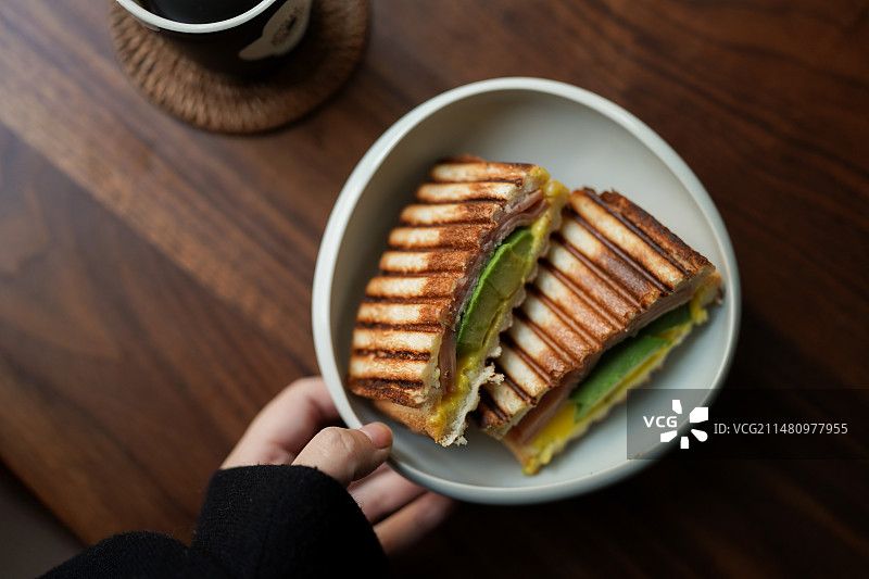 热压牛油果鸡蛋三明治早餐图片素材