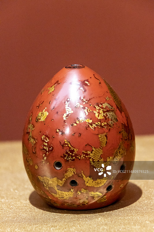 中国国家博物馆“龙肇新元——甲辰龙年新春文化展”：红漆描金云龙埙（清，中国国家博物馆藏）图片素材