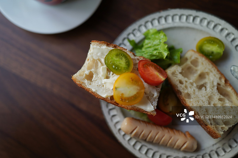 番茄奶酪香肠火腿片法棍面包早餐图片素材