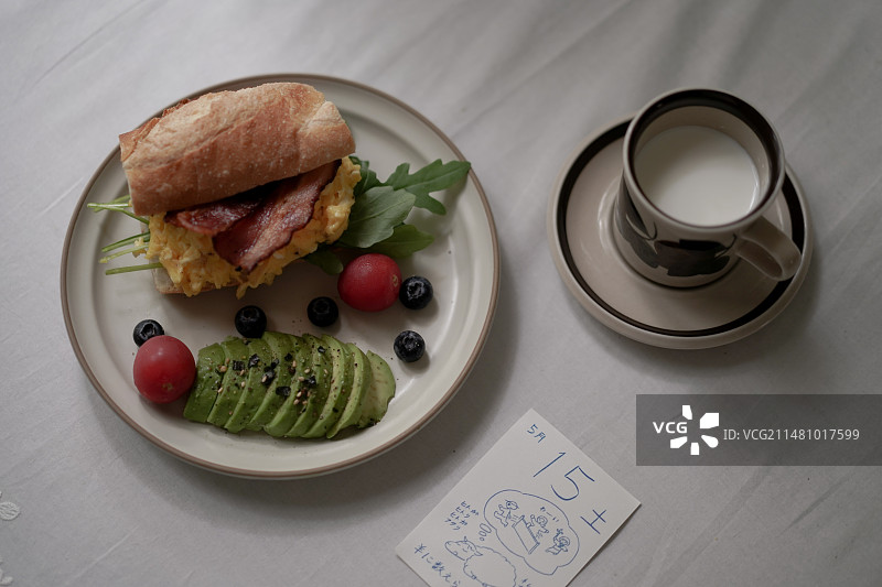 牛油果番茄蓝莓鸡蛋培根法棍早餐图片素材