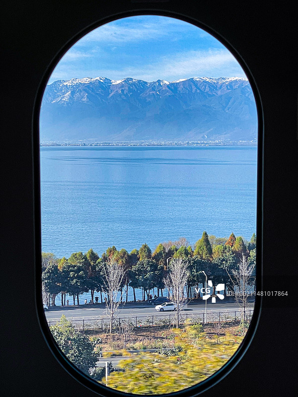 大理至丽江高颜值铁路线！高铁车门车窗里的苍山和洱海图片素材