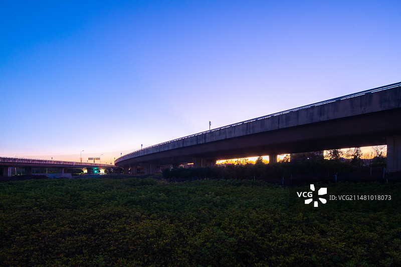 日落下的高架桥图片素材