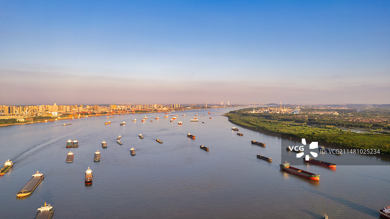 武汉新洲阳逻港的航运轮船货船图片素材