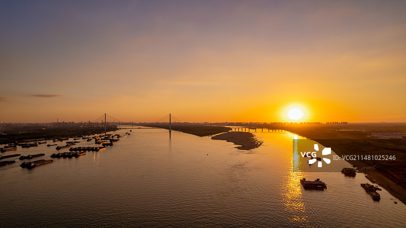 武汉新洲阳逻港的航运轮船货船图片素材