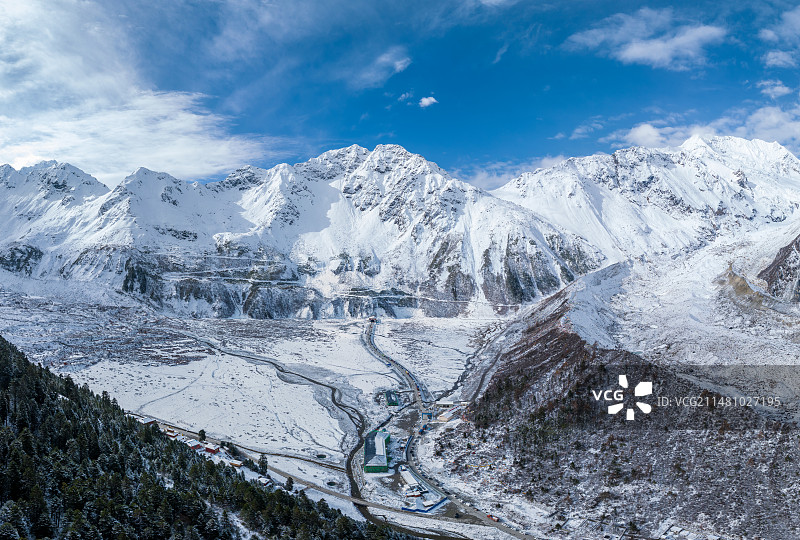 西藏波密-墨脱的扎墨公路噶隆拉隧道段图片素材