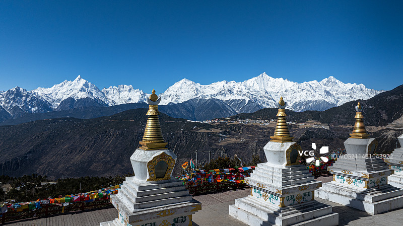 梅里白塔与梅里十三峰图片素材