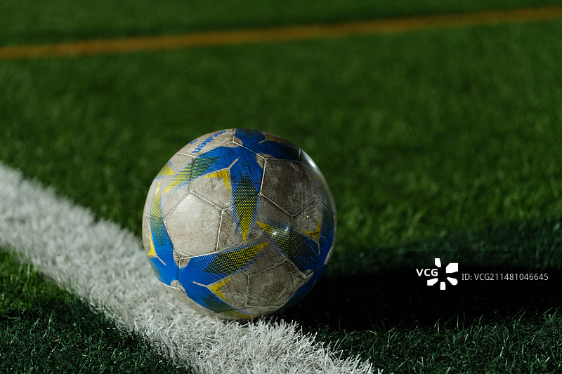 绿茵场上的足球图片素材