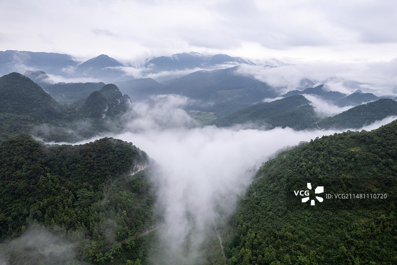 云雾缭绕的群山风光图片素材