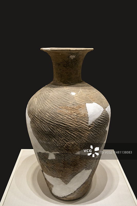 陕西考古博物馆“文化谱系篇”：高领罐【龙山时期，2012年扶风案板遗址T7，西北大学文化遗产学院藏】图片素材