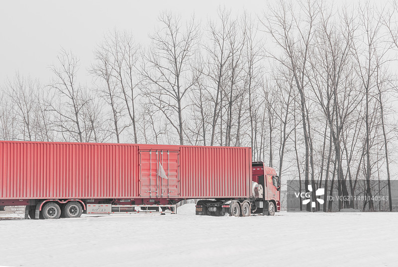 雪中的红色卡车图片素材