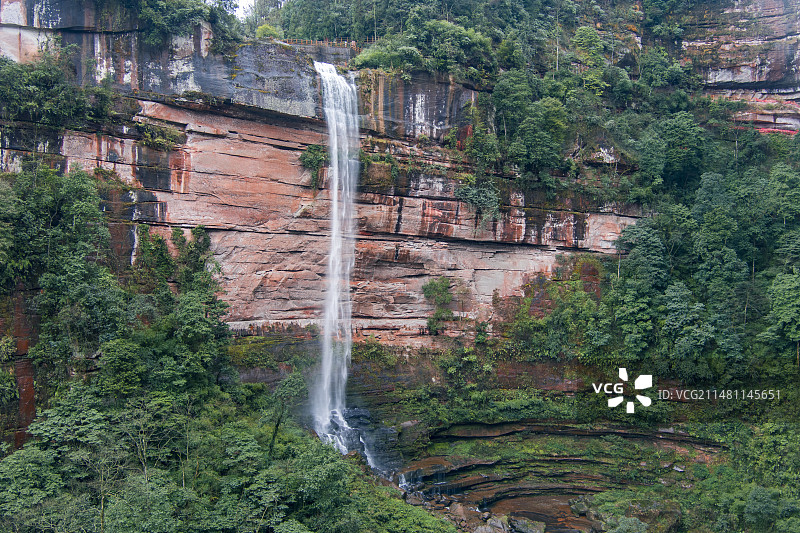 云雾缭绕的重庆江津四面山土地岩瀑布图片素材