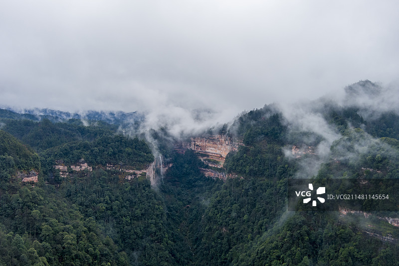 云雾缭绕的重庆江津四面山土地岩瀑布图片素材