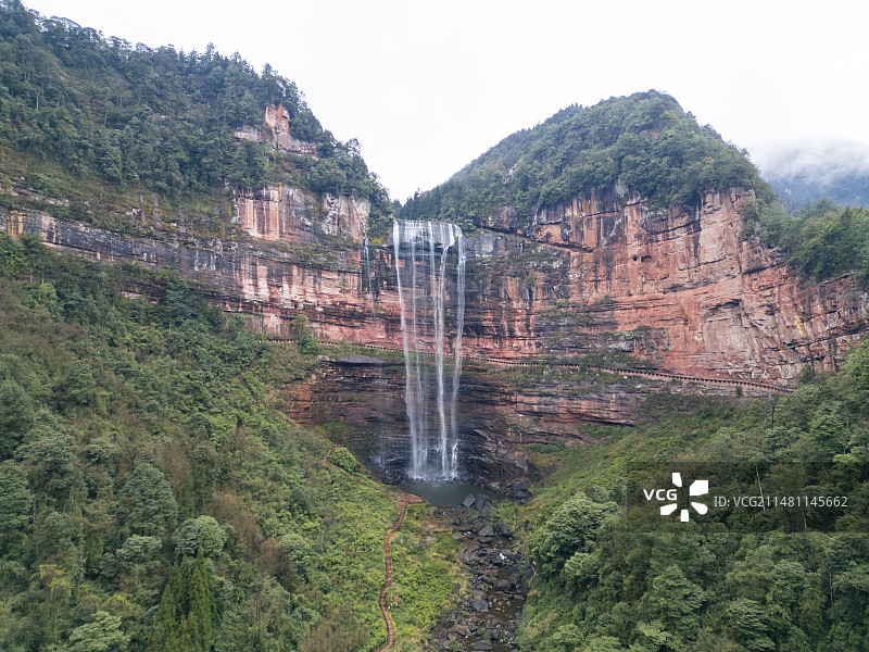 云雾缭绕的重庆江津四面山望乡台瀑布图片素材