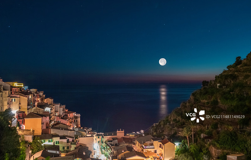 月色下的五渔村Manarola图片素材