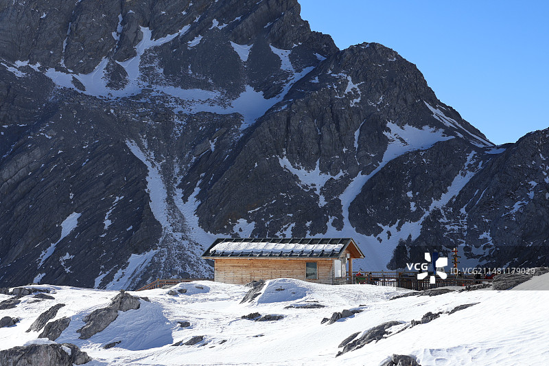 白雪皑皑的群山在晴朗的天空中俯瞰图片素材