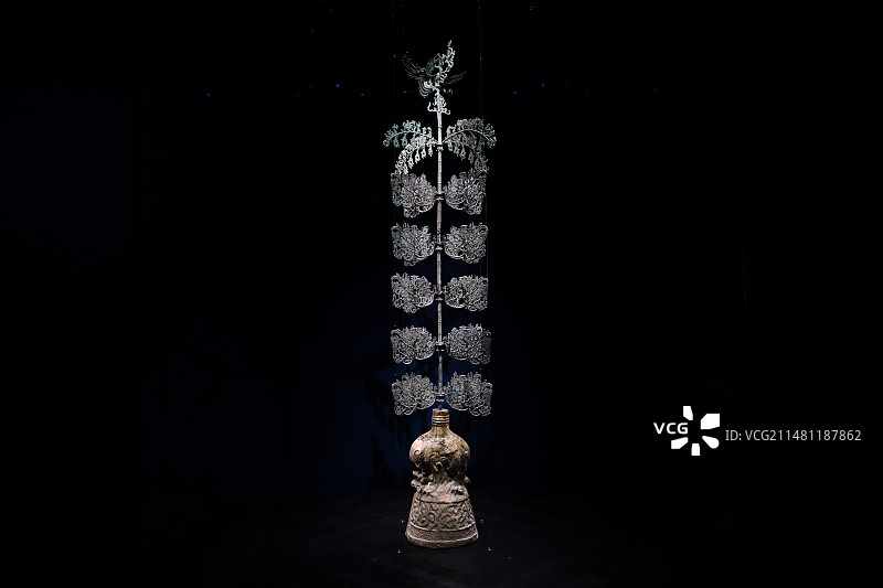 三星堆博物馆 摇钱树 东汉（公元25-220年}1990年广汉市三水镇出土图片素材