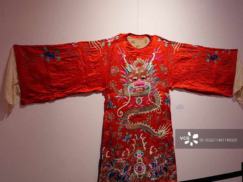 古代印有龙形象刺绣的龙袍特写图片素材