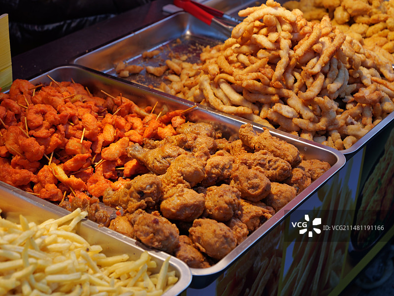 油炸薯条、炸鸡块等油炸食品，非健康饮食概念图片素材